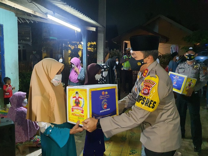 Kapolres Serang Bagikan Langsung Bansos PPKM Darurat di Slum Area