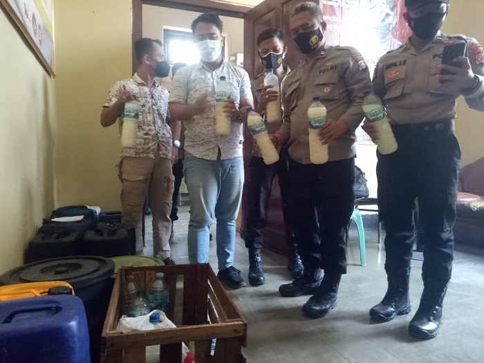 PPKM Darurat, Polsek Ciruas Amankan Puluhan Botol Miras Dan Tuak