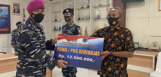 TNI AL Banten Serahkan Tali Asih dari Kepala Staf TNI Angkatan Laut