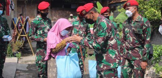 Grup 1 Kopassus Bagikan 1.000 Paket Sembako dimasa Pendemi Secara Dor To Dor Ke masyarakat