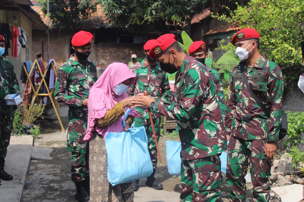 Grup 1 Kopassus Bagikan 1.000 Paket Sembako dimasa Pendemi Secara Dor To Dor Ke masyarakat