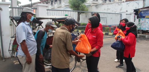 Ketua persit KCK Cabang II Grup 1 PCBS Kopassus Melaksanakan Bhakti Sosial 500 Paket Sembako Untuk Masyarakat
