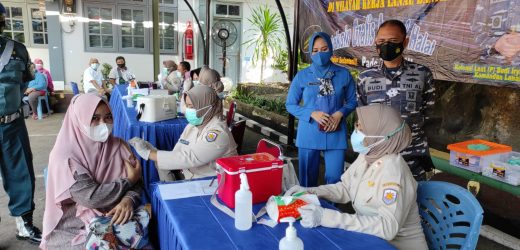 TNI AL Banten Tetap Gencarkan Vaksinasi Dosis Kedua Untuk Masyarakat Maritim Banten