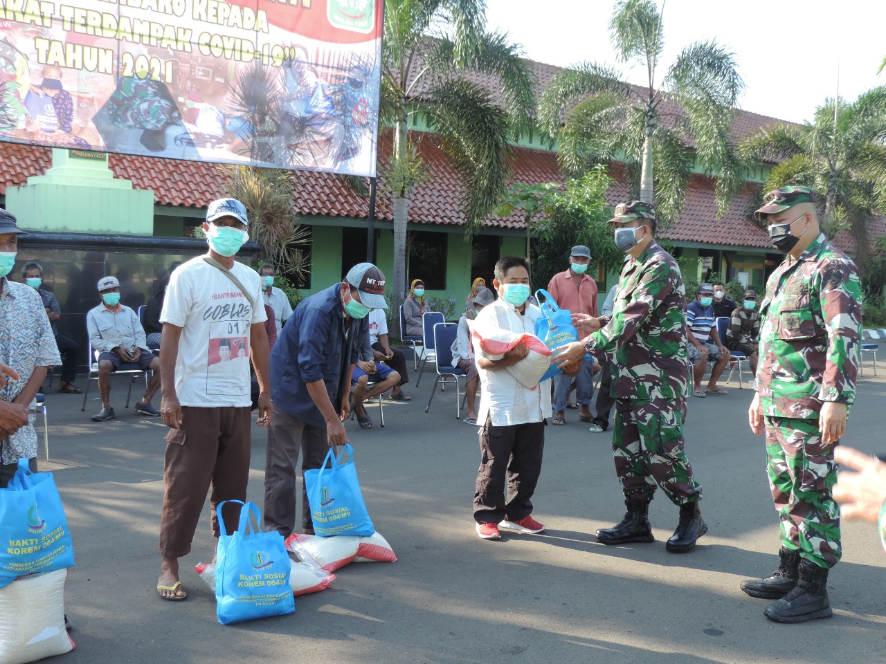 Peduli Warga Terdampak Covid-19, Korem 064/MY Salurkan Bantuan Sembako