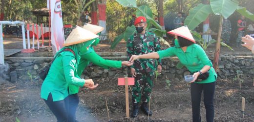 Grup 1 Kopassus dan Persit KCK Cabang II Grup 1 PCBS Menyiapkan Lahan Untuk Ketahanan Pangan