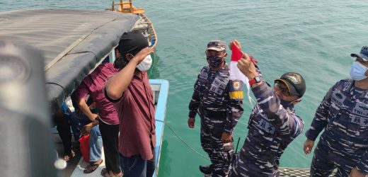 Peringati Ke-76 HUT RI, TNI AL Banten Bagikan Bendera Merah Putih Untuk Perahu Nelayan