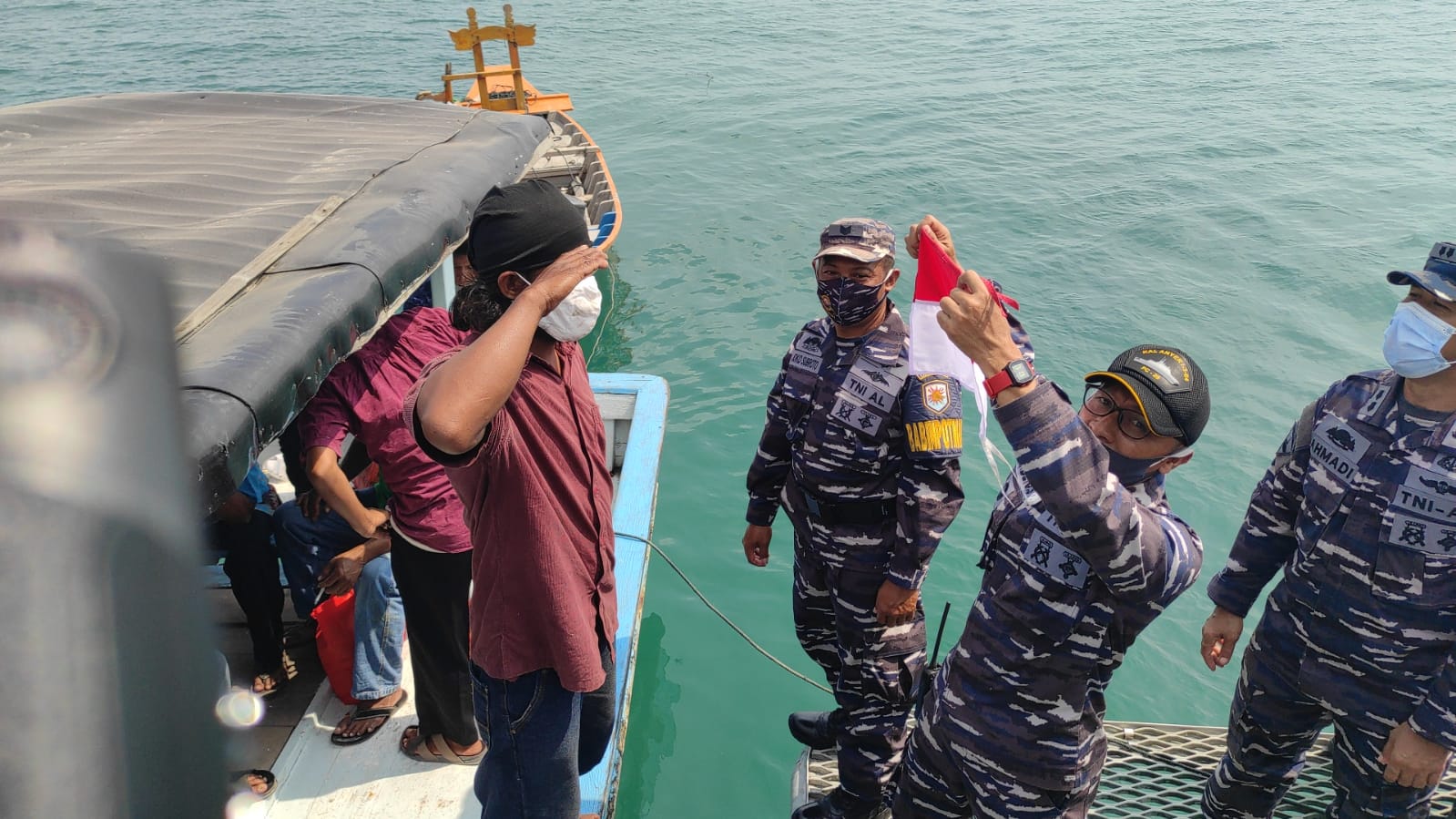 Peringati Ke-76 HUT RI, TNI AL Banten Bagikan Bendera Merah Putih Untuk Perahu Nelayan