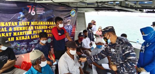 TNI Angkatan Laut Kejar Kapal Nelayan Laksanakan Vaksinasi Covid-19 (SHIP TO SHIP)