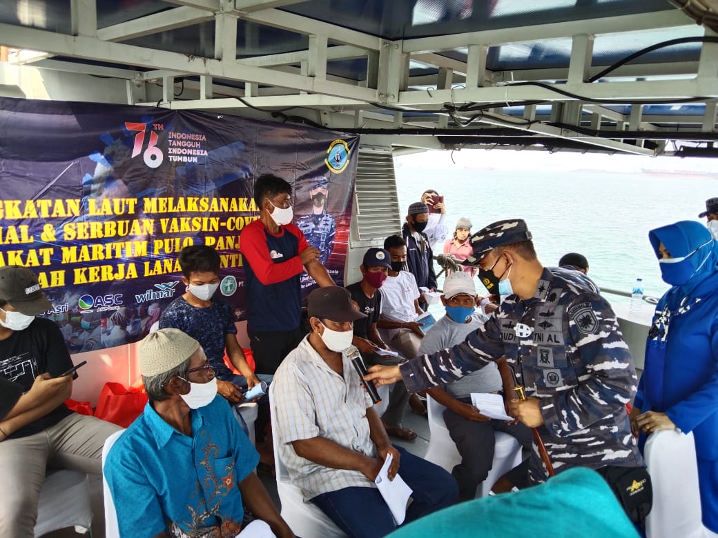 TNI Angkatan Laut Kejar Kapal Nelayan Laksanakan Vaksinasi Covid-19 (SHIP TO SHIP)