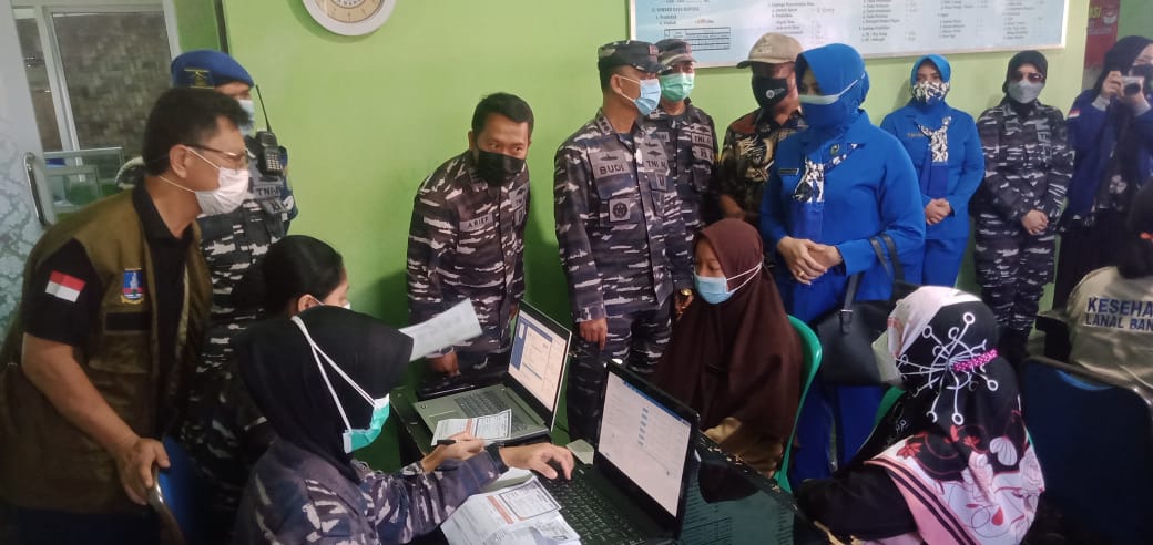 TNI Angkatan Laut Laksanakan Serbuan Vaksin Covid-19 Masyarakat Maritim di Pulau Panjang