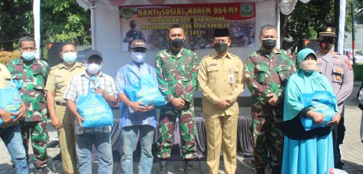 Korem 064/MY Bagikan Paket Sembako Kepada Masyarakat Koramil 2304/Anyar