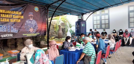 TNI AL Banten Tetap Konsisten Laksanakan Serbuan Vaksinasi Untuk Masyarakat Maritim