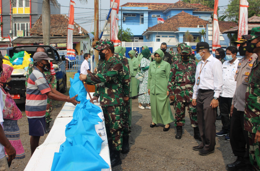 Danrem 064/MY Mendampingi  Pangdam III/Siliwangi Pelepasan Paket Sembako Untuk Warga Terdampak PPKM Level 4