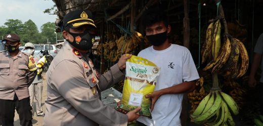 Blusukan di Pasar Banjarsari Cikande, Kapolres Serang Bagikan Beras Bantuan Pemerintah