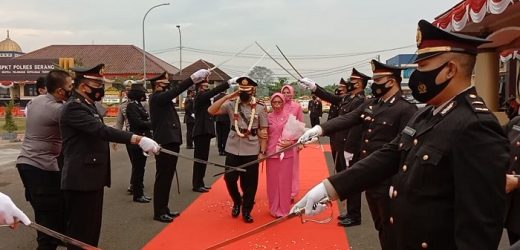 Tradisi Pedang Pora Warnai Pisah Sambut Kapolres Serang dari AKBP Mariyono Kepada AKBP Yudha Satria
