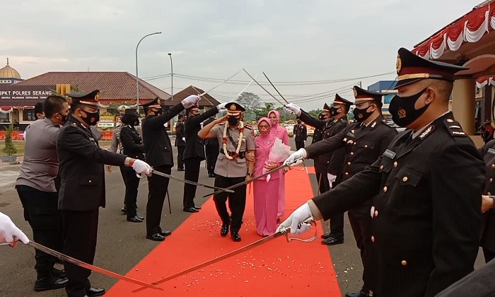 Tradisi Pedang Pora Warnai Pisah Sambut Kapolres Serang dari AKBP Mariyono Kepada AKBP Yudha Satria