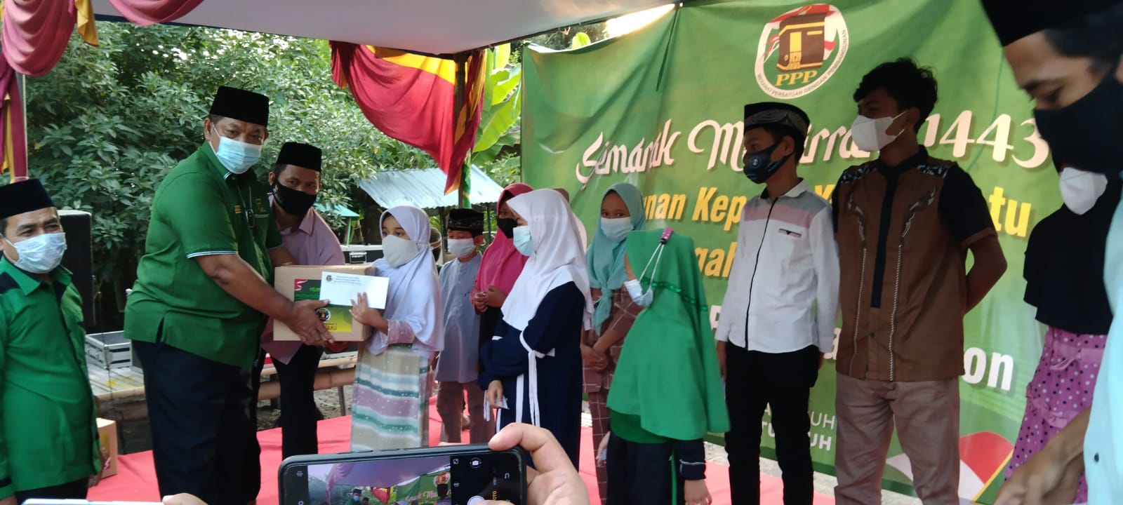 Plt Ketua DPC PPP H. Sahruji Bagikan Bansos Untuk Masyarakat Terdampak PPKM