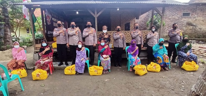 Alumni Akpol 1993 Bagikan Sembako di Pondok Pesantren Bareng Kapolres Serang