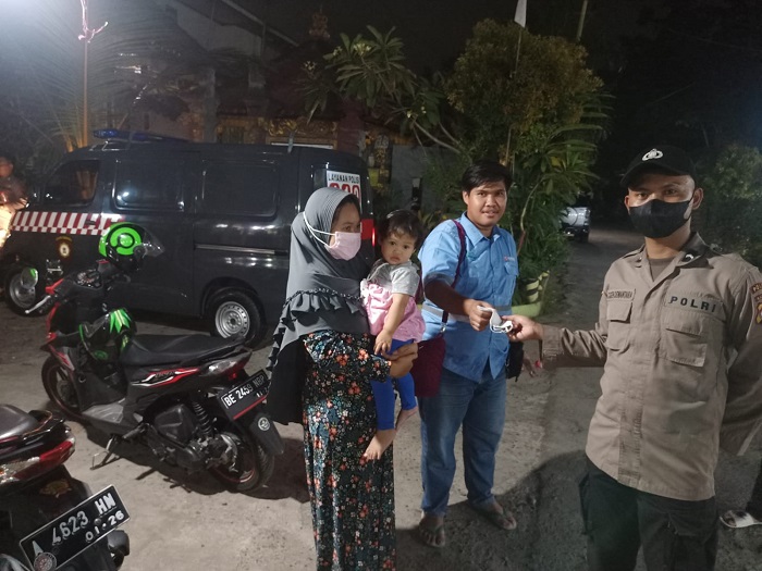Personil Polsek Kramatwatu Gencar Bagikan Masker Meski Zona Kuning
