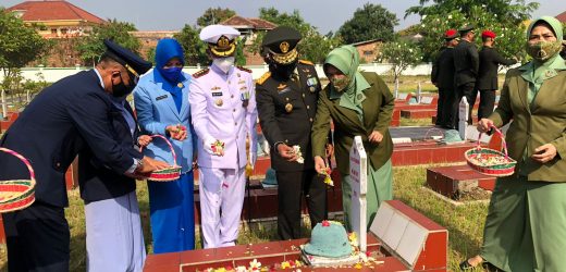 Sambut HUT TNI Ke 76, Danrem 064/MY Pimpin Ziarah