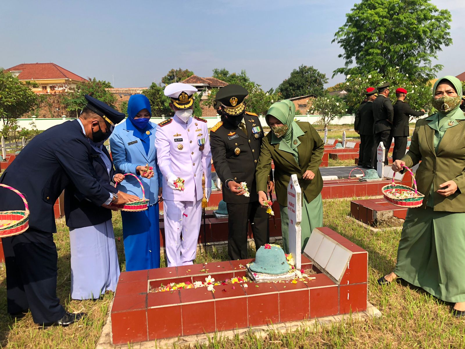 Sambut HUT TNI Ke 76, Danrem 064/MY Pimpin Ziarah