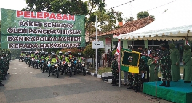 Danrem 064/MY Dampingi Pangdam III/SLW Pelepasan Paket Sembako Untuk Warga Terdampak Covid-19