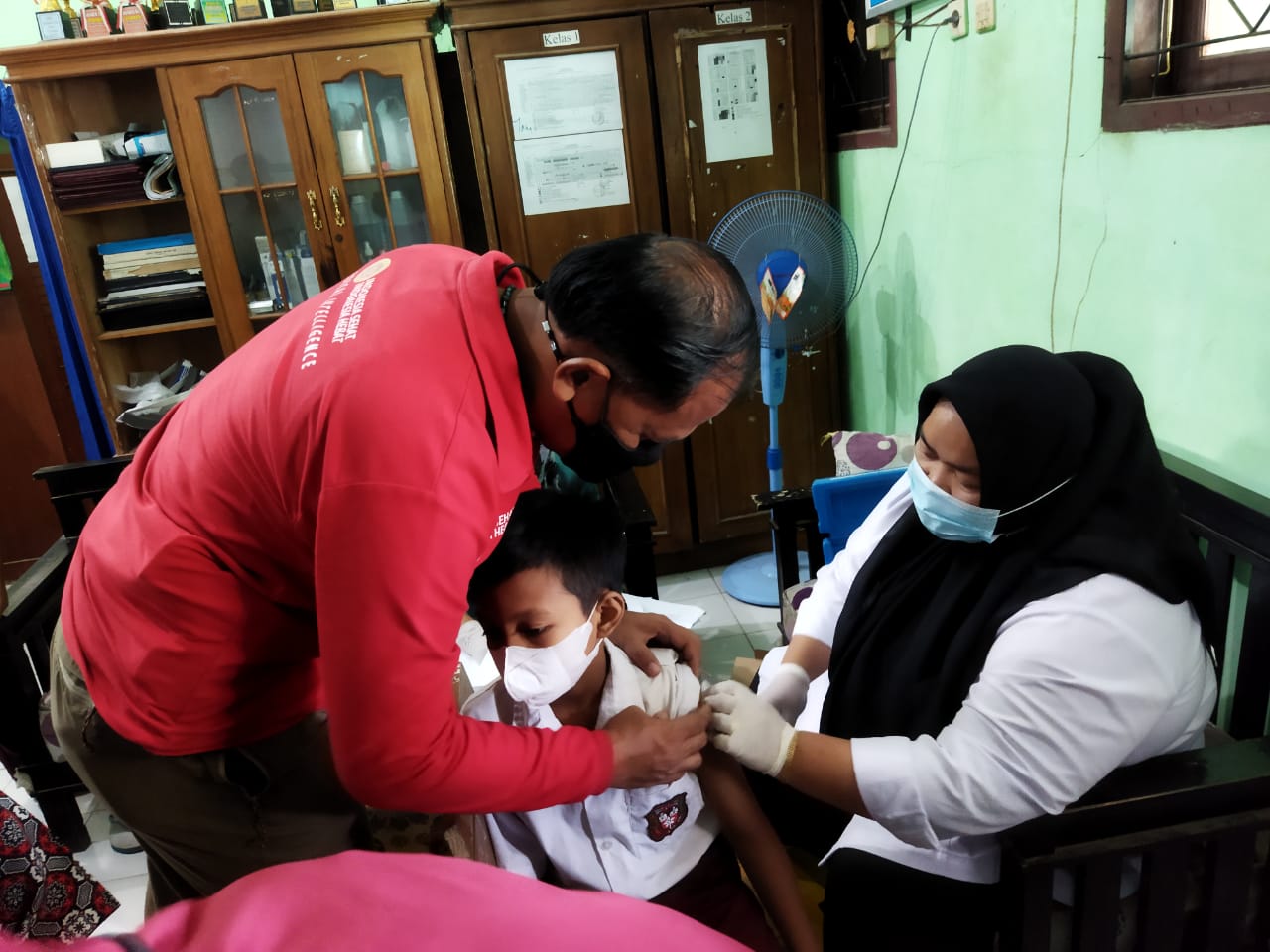 Tingkatkan Imunitas, BIN Banten Vaksinasi Anak-Anak SDN Cikeusal