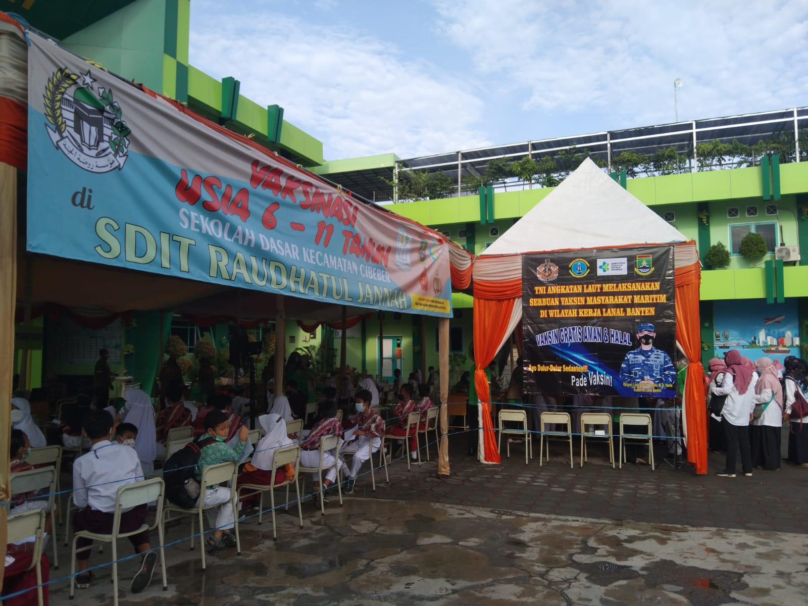 Tetap Konsisten, TNI AL Banten Vaksinasi Anak-Anak SDN Cibeber