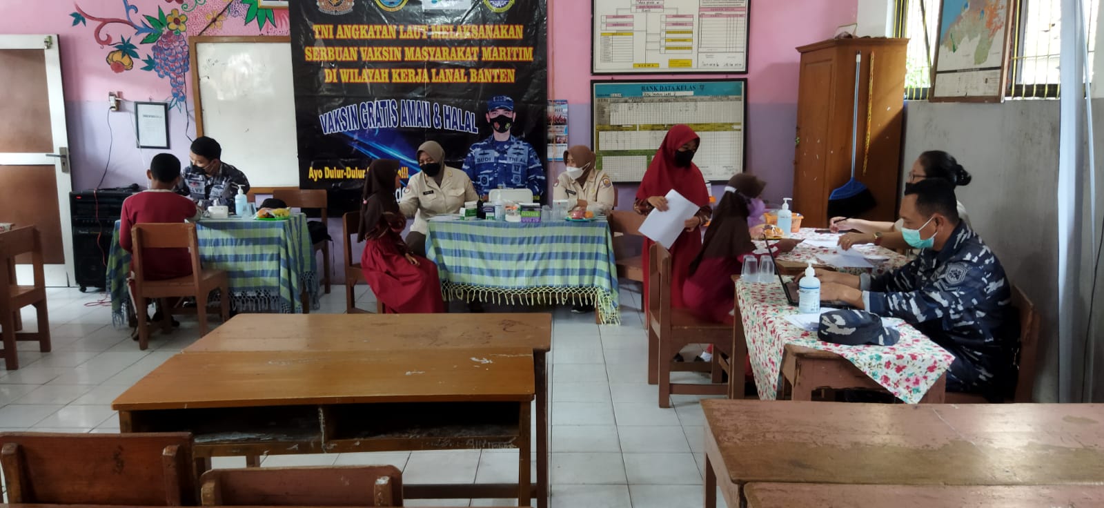 Nakes TNI AL Banten Laksanakan Vaksinasi Dosis Ke-2 Bagi Siswa-Siswi Taman Sari Cilegon