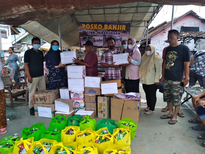 Samsat Kota Serang Terjun Langsung Bantu Korban Banjir