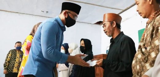 Bagikan Zakat ASN ke Marbot & Guru Ngaji, Wagub Banten: Rp 500 Ribu Per Orang, Jangan Ada Potongan!
