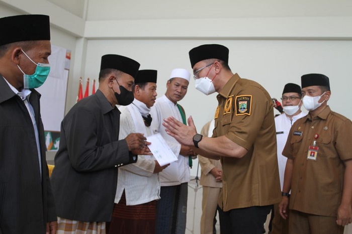 Bagikan Zakat ASN ke Marbot & Guru Ngaji di Kabupaten Serang, Wagub: Zakat ASN Pemprov Banten Capai 1,7 Miliar Per Bulan