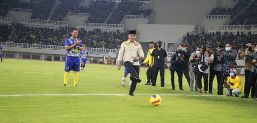 Wagub Andika Lakukan Kick Off Laga Perdana di Banten International Stadium