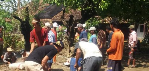 Masyarakat Perbaiki Jalan yang Rusak Terdampak Pembangunan JRSCA Ujung Kulon