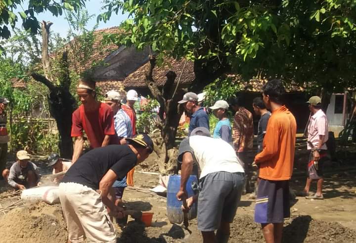 Masyarakat Perbaiki Jalan yang Rusak Terdampak Pembangunan JRSCA Ujung Kulon