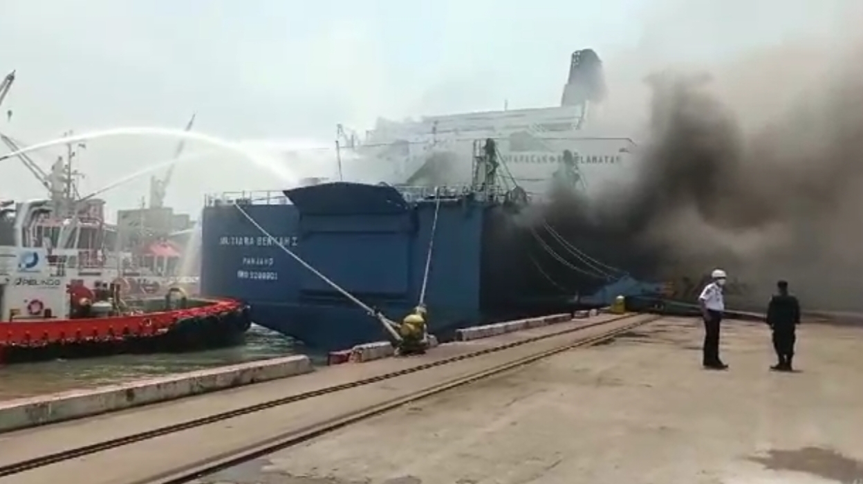 Sedang Sandar di Pelabuhan Indah Kiat Merak, KMP Mutiara Berkah I Terbakar
