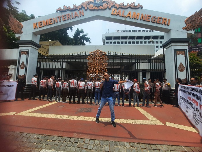 Koalisi Abal-Abal Lakukan Aksi Unjuk Rasa di Depan Kantor Kemendagri