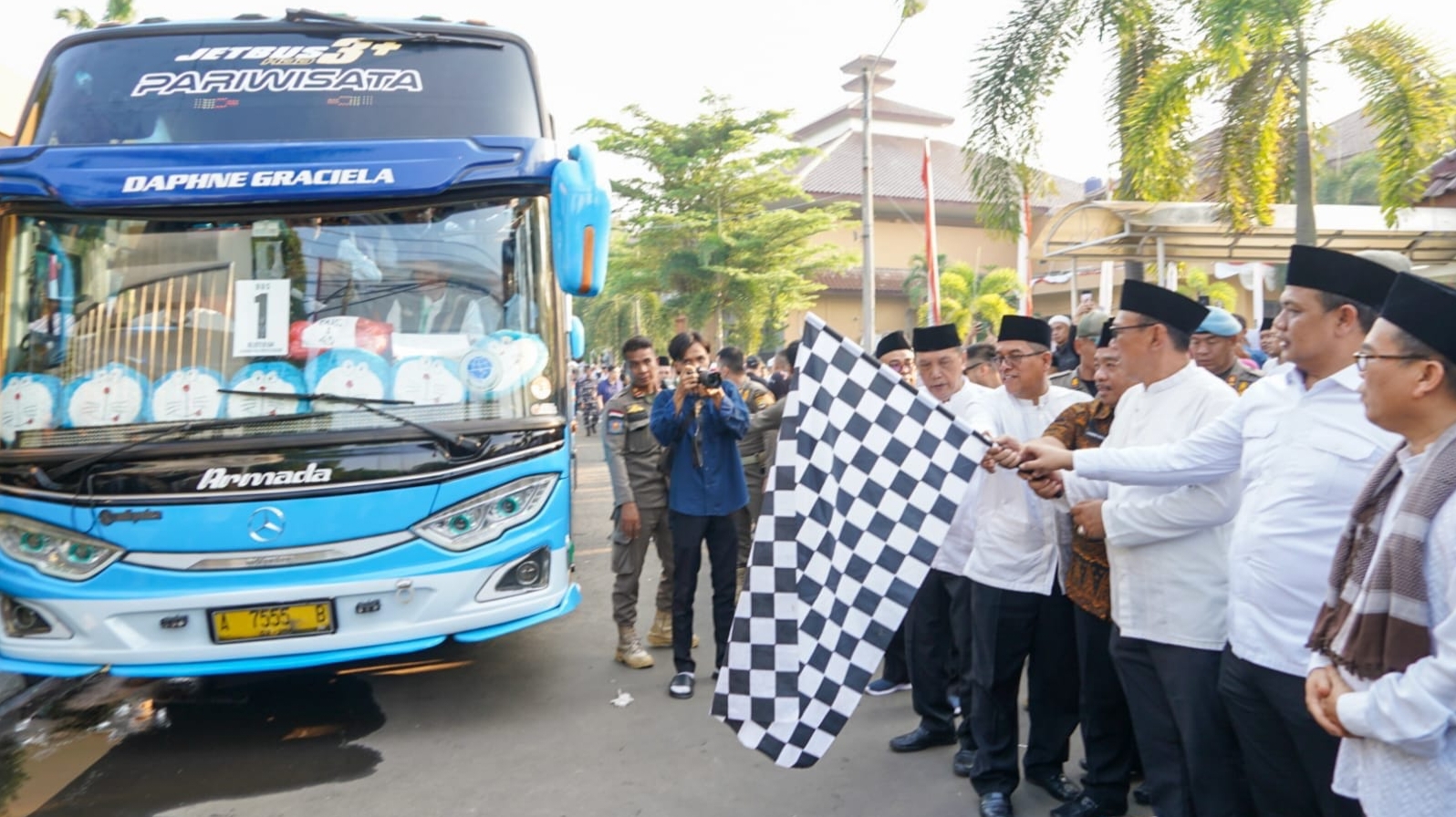 Lepas Kloter 64, Walikota Helldy Pesan ke Jamaah l Haji Untuk Jaga Lisan