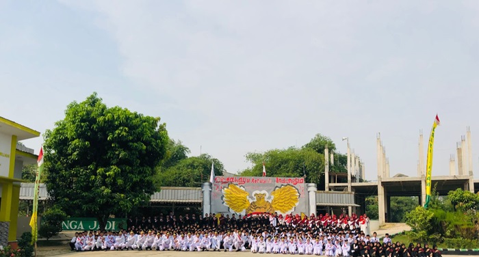 Pesan Kebangsaan Kombes Pol Ade Rahmat Idnal Bagi Santri Ponpes Darussalam Koposari Pada Upacara HUT RI Ke-79