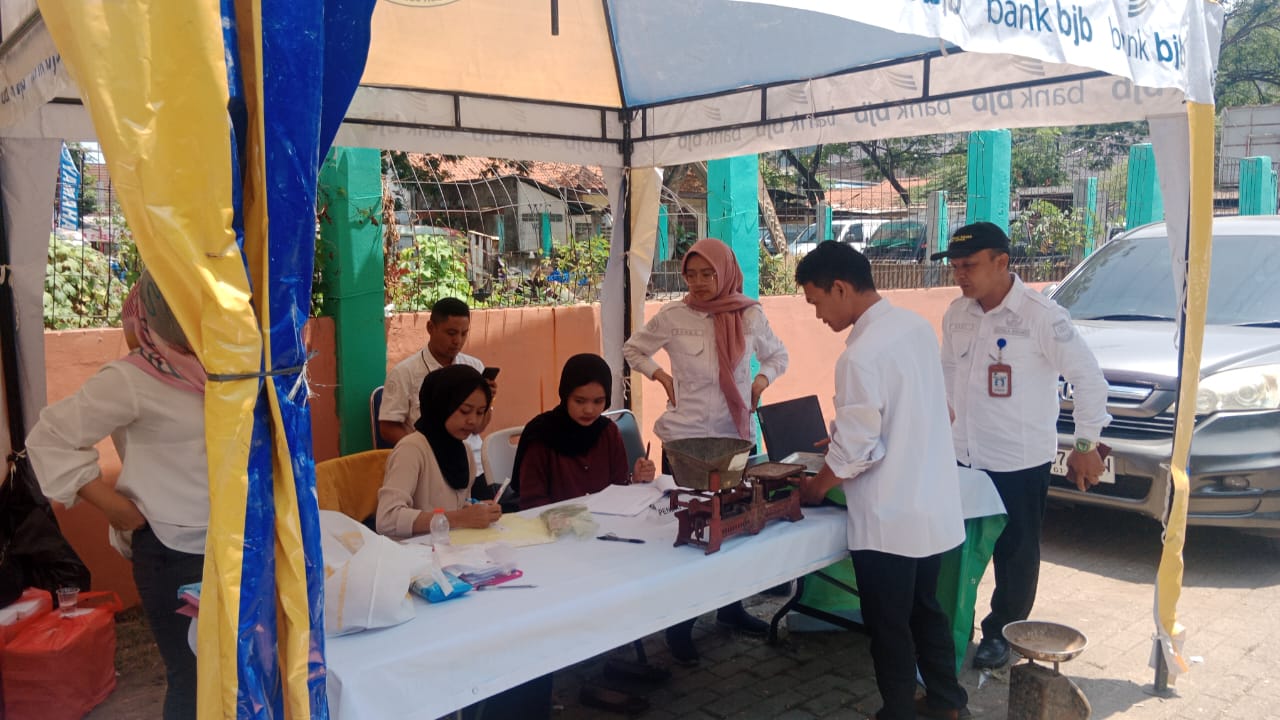 Lindungi Hak Konsumen, Disperindag Cilegon Lakukan Tera Ulang di Pasar Baru Merak