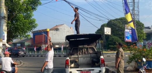 Ganggu Lalin, Trantib Ciledug Potong Kabel Udara di Jalan Hasyim Ashari