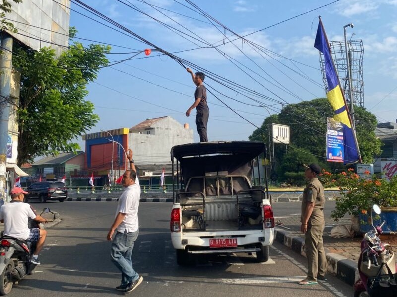 Ganggu Lalin, Trantib Ciledug Potong Kabel Udara di Jalan Hasyim Ashari