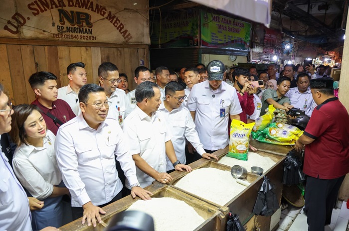 Gubernur Banten Dampingi Mendagri Tinjau Harga Pangan di Pasar Induk Rau, Kota Serang