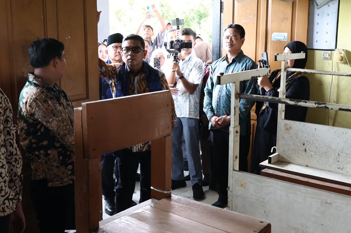 Plafon Satu Kelas di SMAN 14 Kota Tangerang Rusak, Gubernur Banten Lakukan Peninjauan