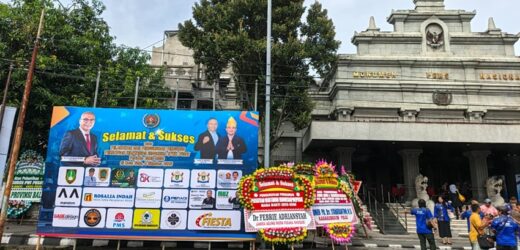 ‎Karangan Bunga Banjiri Pelantikan Pengurus PWI Pusat di Monumen Pers Solo