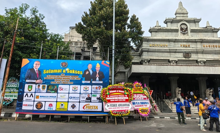 ‎Karangan Bunga Banjiri Pelantikan Pengurus PWI Pusat di Monumen Pers Solo