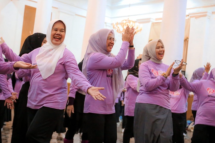 Peringati Hari Ibu, Ratusan Lansia Banten Line Dance “Bergerak Bersama Lansia Sehat”