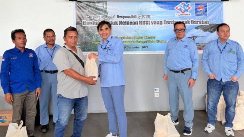 Nelayan Cikuasa Terdampak Cuaca Ekstrem, PT Dover Chemical Salurkan 50 Paket Sembako