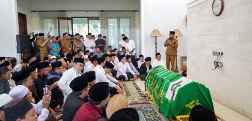 Gubernur Banten Andra Soni Antar Kepergian Tokoh Pendiri Banten H. Tryana Sjam’un Ke Peristirahatan Terakhir