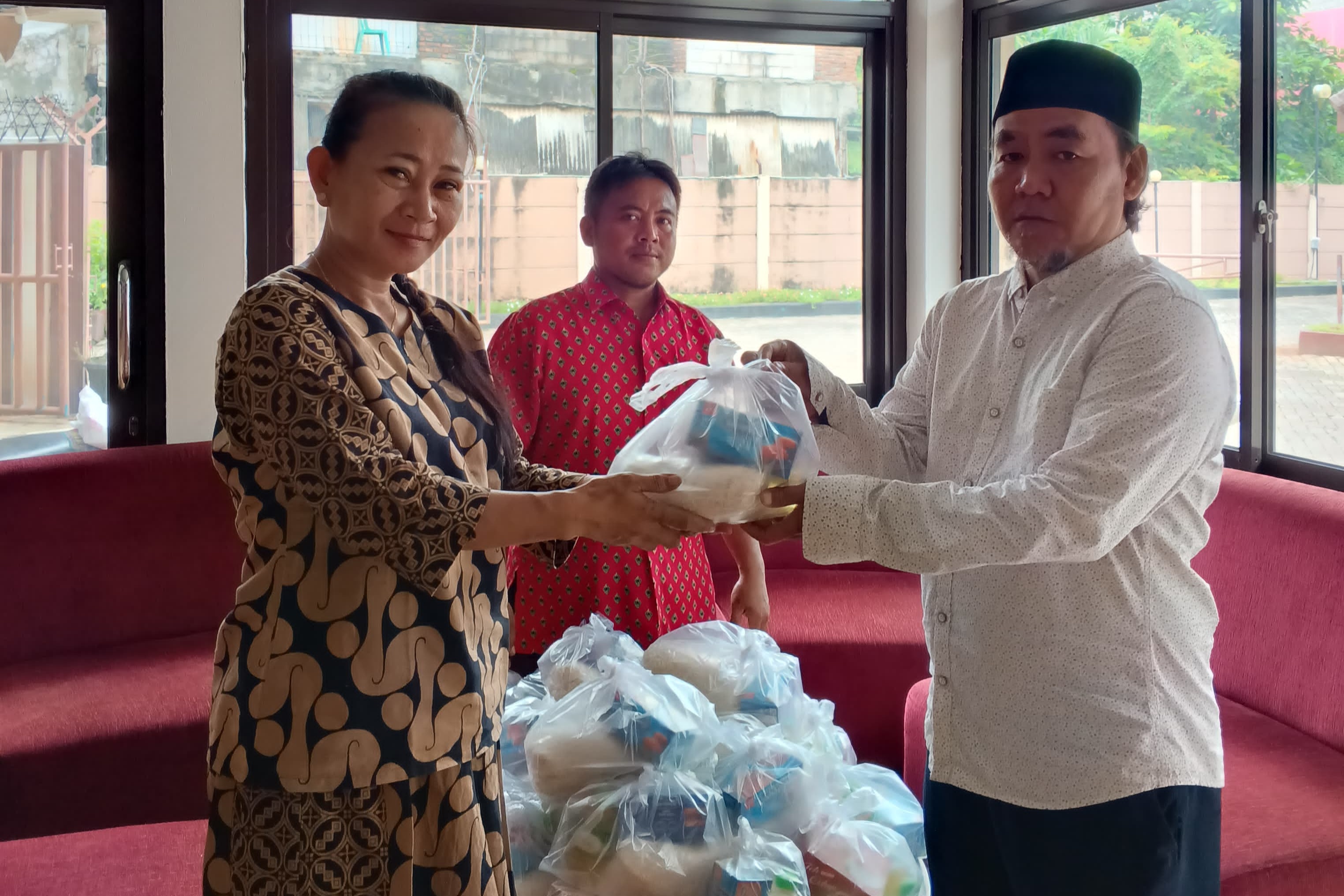 Program Jumat Berkah, Hotel Merpati Merak Kembali Tebar Kepedulian untuk Warga